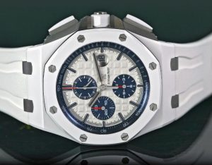 Suisses montres de reproduction Audemars Piguet ont un diamètre de 44 mm pour les hommes.