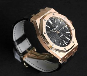 Suisses montres de réplication Audemars Piguet Royal Oak sont conçus en 41mm.