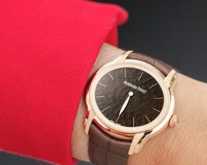 Suisses fausses montres sont fascinantes avec la couleur brune.