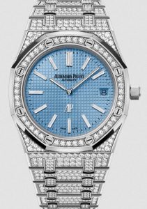 Fausses montres Suisses gardent le luxe avec des diamants et de l'or blanc.